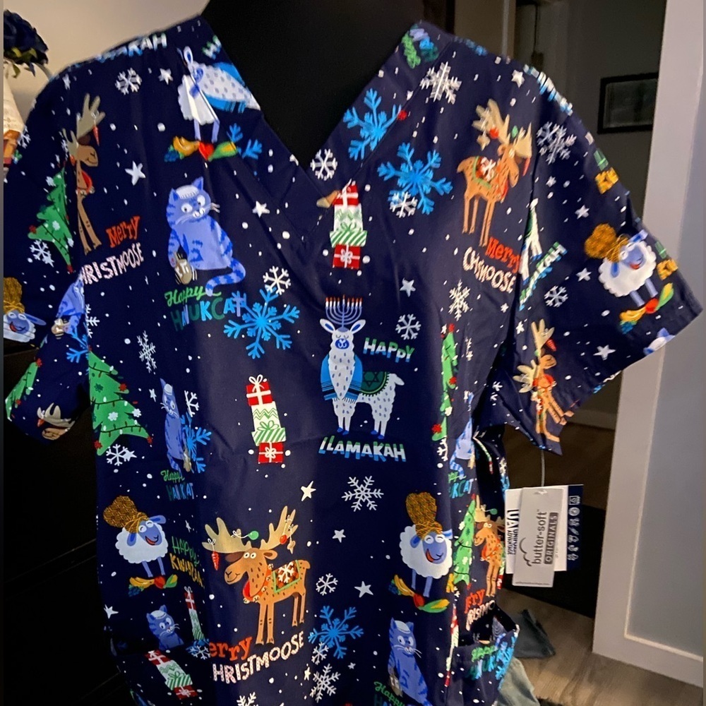 Brand NWT Buttersoft 2x Holiday navy scrub top